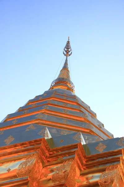 Enorme Punta Pagoda Dorada Cielo —  Fotos de Stock