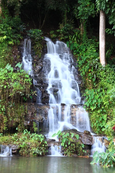 Wasserfall Von Kleinem Hügel — Stockfoto