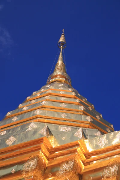Obrovská zlatá pagoda v modré obloze. — Stock fotografie