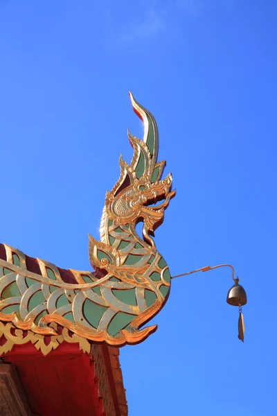 Золотая змея (Нага) на крыше храма — стоковое фото