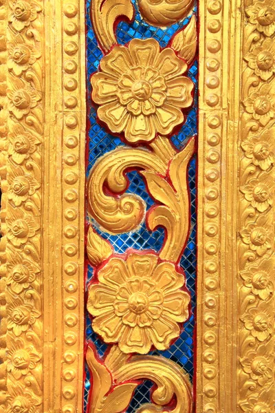 Золотая тайская резьба на двери храма — стоковое фото