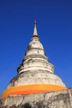 Sarı elbise ile beyaz pagoda