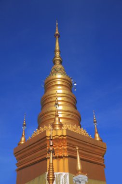 mavi gökyüzünde altın kare taban pagoda.