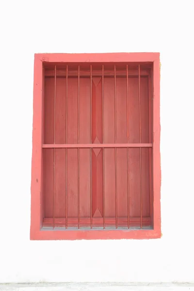 Czerwone Okno Białej Ścianie — Zdjęcie stockowe