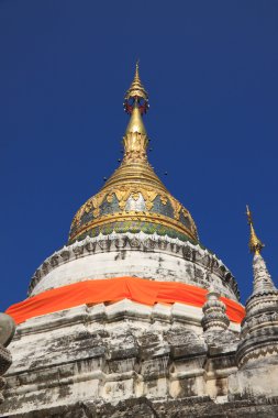 Beyaz mozaik pagoda sarı elbise ile