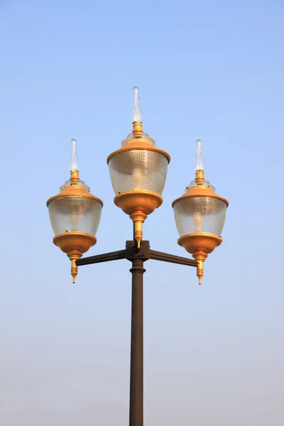 Trzy lampy klasyczne żarówki odkryty. — Zdjęcie stockowe