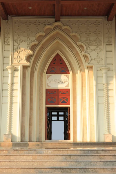 A porta aberta da igreja muçulmana — Fotografia de Stock