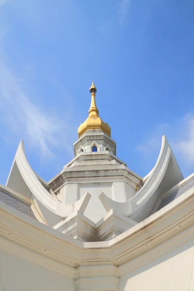 Wysokość szczytowej biały kościół. — Zdjęcie stockowe