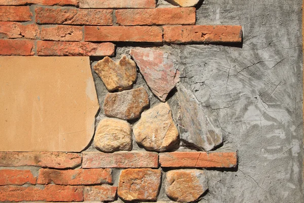 Bakstenen muur niet voltooid cement. — Stockfoto