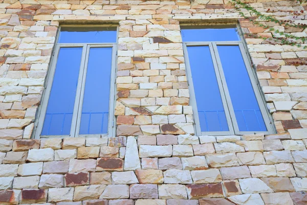 Duas janelas na parede de tijolo . — Fotografia de Stock