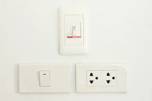 白い壁に 3 つのタイプのスイッチ — ストック写真
