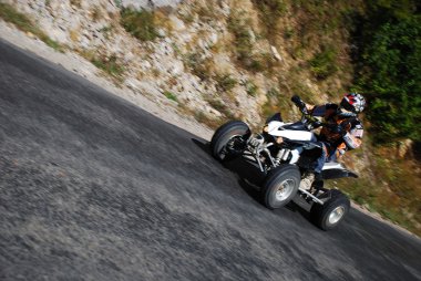 quadbike üzerinde aşırı hız