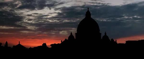 Silhouette of the Papal Basilica of Saint Peter — Stock Photo, Image