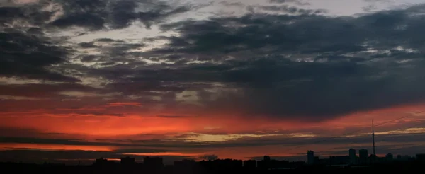 Панорамный городской рассвет — стоковое фото