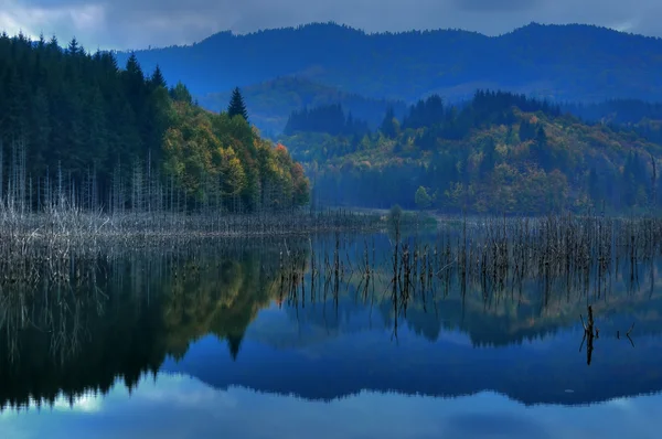 Beautiful autumn lake view — Stock Photo, Image