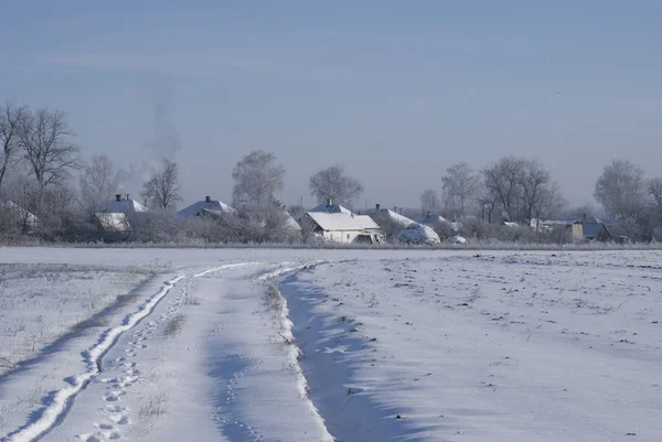 Χειμώνα Στο Μικρό Χωριό Χιόνι Έχει Πέσει Στα Πεδία — Φωτογραφία Αρχείου