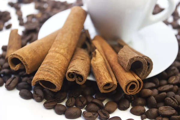 咖啡豆和肉桂 — 图库照片