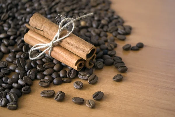 Kahve Çekirdekleri Tarçın Ipte Kırılmış — Stok fotoğraf