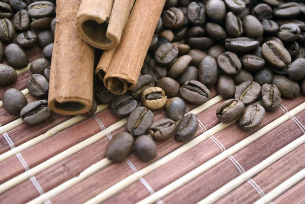 竹の縞模様の敷物にコーヒー豆 — ストック写真