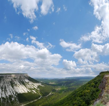 alçak Dağları ve aralarında Yeşil Vadi