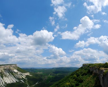 iki alçak Dağları arasındaki vadi