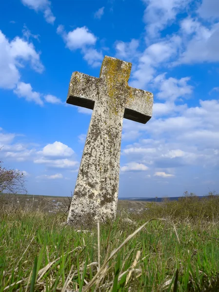 Povýšil náboženské kamenný kříž, hřbitov, nebe — Stock fotografie
