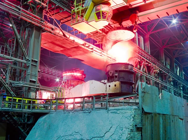 冶金厂，工业生产工艺过程 — 图库照片