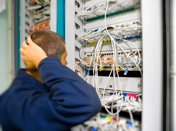 Network engineer solve the communication problem — Stock Photo, Image