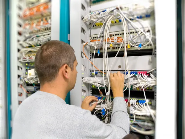 Network engineer solve the communication problem — Stock Photo, Image