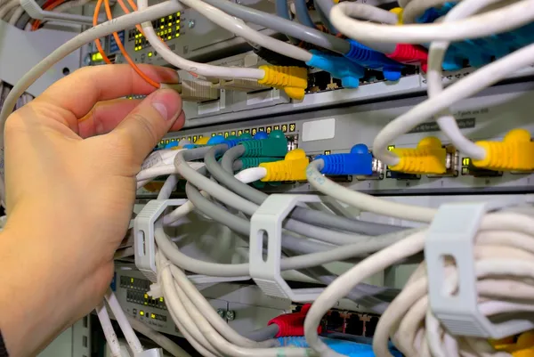 Technicus controleert netwerkverbindingen — Stockfoto