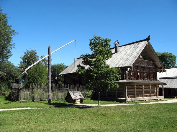 19 世紀の古いロシアの木製農民の家 (省) と — ストック写真
