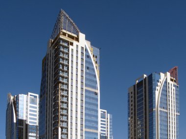 bir arka plan mavi gökyüzünde yeni towerlike binalar