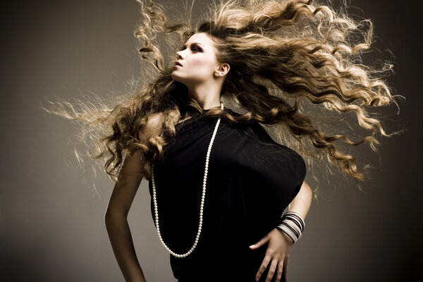 Портрет красивой девушки с летящими светлыми волосами
