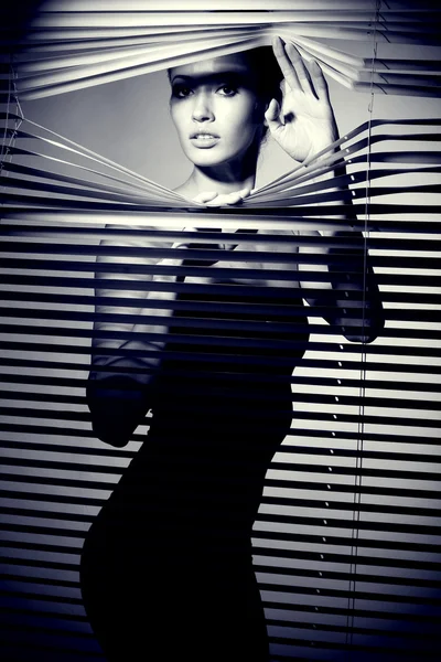 Sexy kobieta w czarnej sukni. w stylu retro — Zdjęcie stockowe