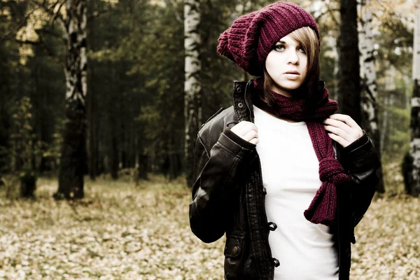가을 공원에 있는 아름다운 젊은 여자 의사 진 — 스톡 사진