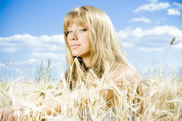 Beautiful blond girl at the field — Stock Photo, Image