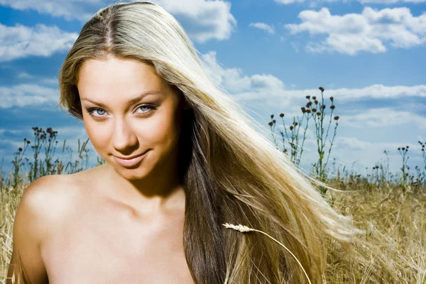 Piękna blond dziewczyna w polu — Zdjęcie stockowe