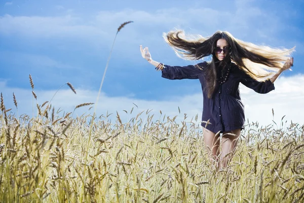 Mooie brunette meisje op het veld — Stockfoto