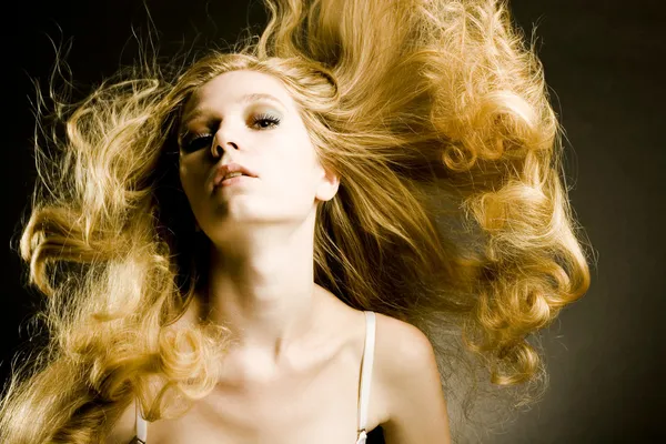 긴 머리를 가진 아름 다운 여자의 초상화 — 스톡 사진