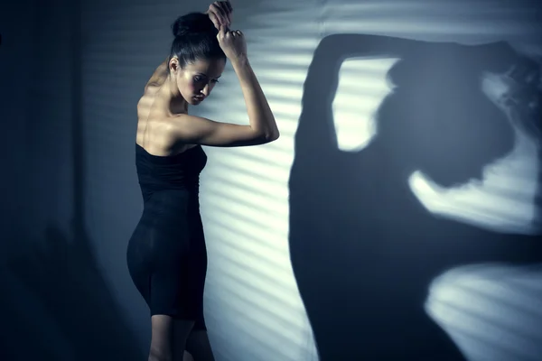 Сексуальна жінка в чорній сукні танцює — стокове фото