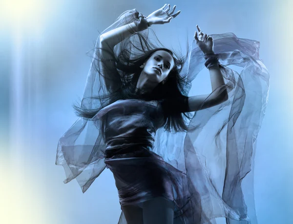 Портрет танцюючої сексуальної молодої жінки з літаючим волоссям і тканиною — стокове фото