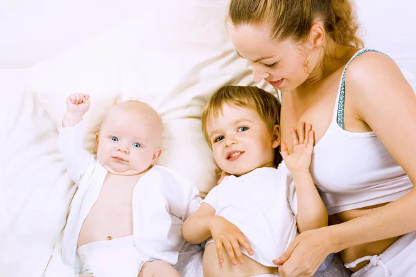 Gelukkig moeder met twee zoon — Stockfoto