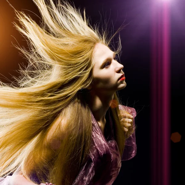 Porträt einer schönen sexy jungen Frau mit fliegendem Haar — Stockfoto