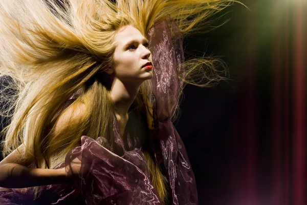 Retrato de uma bela jovem sexy com cabelo voador — Fotografia de Stock