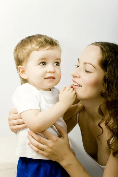 Moeder en kind op witte backgroung — Stockfoto