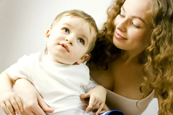 Moeder en kind op witte backgroung — Stockfoto