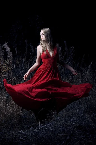 Porträt einer tanzenden Frau im Wald — Stockfoto