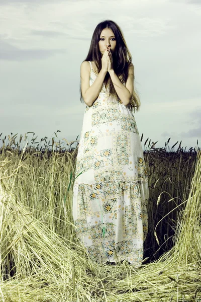 Mujer joven en el prado —  Fotos de Stock