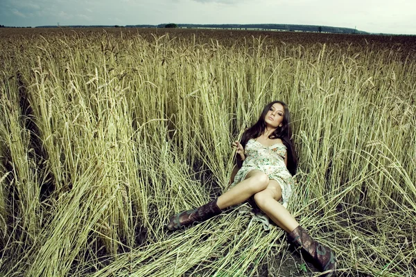 草地上的年轻女子 — 图库照片