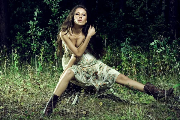 Menina bonita em um prado da floresta — Fotografia de Stock